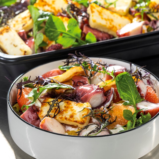 Selekcja sałat/ grillowany ser halloumi/ ośmiornica/ cytrusy/ mango/ cytrusowe aioli